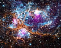 Image composite de NGC 6357 réalisée à partir de travaux obtenus par Chandra (télescope spatial), Rosat, Spitzer (télescope spatial), et le Télescope infrarouge du Royaume-Uni.