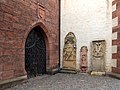 Drei Epitaphe am Seiteneingang von St. Ulrich in Deidesheim