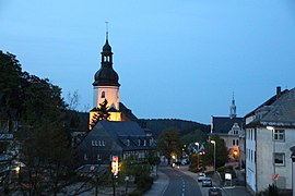 Schönheide: Blick auf Martin-Luther-Kirche und Rathaus