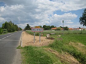 Entrée de la commune, à partir de la route de Malintrat