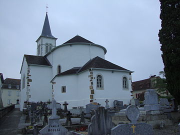 L'église Saint-Pierre avec vue du cimetière