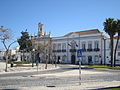 náměstí u přístavu a brána Arco da Villa
