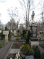 Der Friedhof Großreuth, Herbststraße 50 mit Häusern in der Appenzeller Straße im Hintergrund