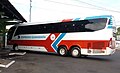 ônibus com a primeira pintura dos anos inicias da companhia comemorativo aos 25 anos da empresa.