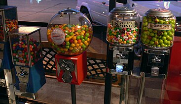Торгові автомати з продажу жувальної гумки в їдальні в Далласі, штат Техас (2008 рік)