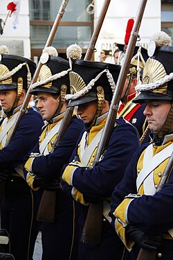 Reconstitution historique de soldats polonais, qui ont combattu pour l'indépendance lors de l'insurrection de Novembre (1830-1831), défilant à Varsovie.