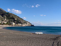 La spiaggia di Maiori con la Torre d'Angolo ("Normanna").