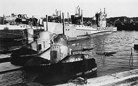 戦後撮影された波百一型潜水艦 左から順に波101、波104、波102 手前には海龍が3隻繋留されている （1945年12月8日[注釈 1]、横須賀港）