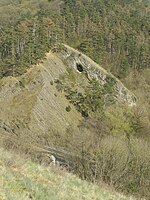 Naproti koupališti je pod vrcholem kopce klukovická jeskyně