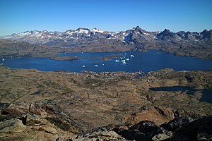 Bucht und Stadt Tasiilaq von Südwesten vom Berg Qaqqartivagajik aus gesehen