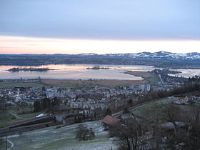 Blick über Pfäffikon zum Zürichsee mit den Inseln Ufnau (links) und Lützelau, rechts davon die Halbinsel Hurden