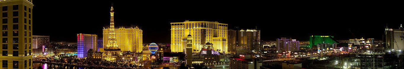 Las Vegas Strip pada malam hari dengan pembangunan Project CityCenter di kanan bawah