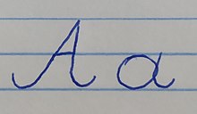 Odręczny zapis litery „a” (majuskuły i minuskuły).