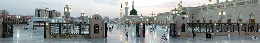 صورة بانورامية لساحة المسجد النبوي.