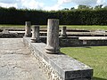 Photographie de colonnes tronquées sur un mur-bahut.