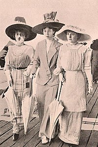 Tres mujeres en la rambla de Mar del Plata, enero de 1913.