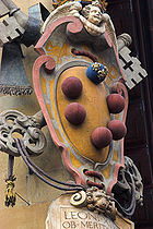 （左）立体化されたメディチ家の紋章（正確にはレオ11世のもの）。ラウンデルが球体になっているのがわかる（イタリア・フィレンツェの大司教宮殿 (Palazzo Arcivescovile) ）。（右）メディチ家の紋章