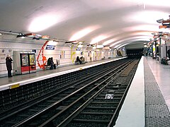 Station à trois voies à Porte de Pantin.