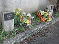 Nancy Stèles en mémoire de 2 jeunes soeurs, Paulette et Germaine Zulberg, de 8 et 10 ans, victimes de la Shoah. Des petits cailloux y ont été déposés selon la coutume, ainsi que des fleurs, ce qui est plus inhabituel.