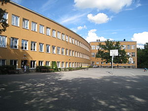 Olovslundsskolan med sin svängda fasad.