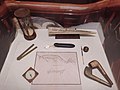 Outils de navigation exposés en vitrine du musée.