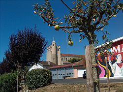 O cuartel de bombers y a torre d'a ilesia de Pomarés