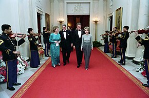 Реганови и Клинтонови ходају по црвеном тепиху на вечери у част гувернера (1987)