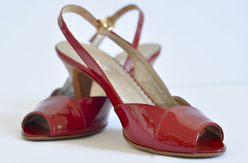 Zapatos rojos que representan el producto que tu Startup vende