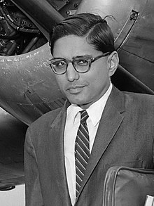 Rajmohan Gandhi (1960).jpg