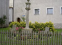 Säulenbildstock mit Laterne, zwei Steinkreuze