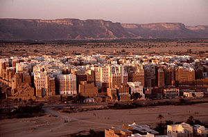 The city with the Hadhramaut Mountains in the background