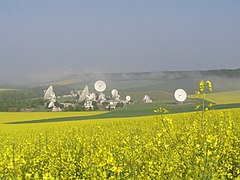 Vue d'ensemble du centre, entouré de champs de colza.