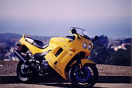 Daytona 1200 en Racing Yellow (1995).