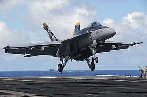 「ジョージ・ワシントン」に着艦するVFA-27所属のF/A-18E。