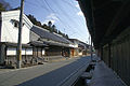 上町通りと山邉家住宅（左）