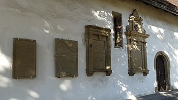 Uffkirche, 4 Epitaphe der Südwand, davon 2 Renaissance-Epitaphe neben dem Portal.