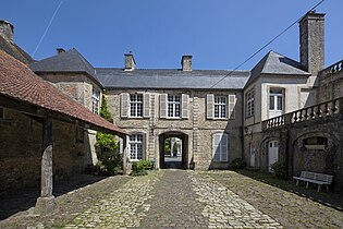 Bâtiment d'entrée et porche vus depuis la cour.