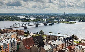 Pont ferroviaire sur la Daugava, vu de l'église Saint-Pierre de Riga. (définition réelle 5 020 × 3 090)