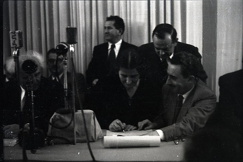 קובץ:גולדה מאיר חותמת על מגילת העצמאות 1948.jpg