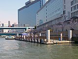 八軒家浜船着場（河口側より）と天満橋駅ビル（京阪シティモール）