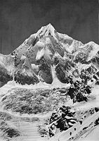 Pohled na Siniolchu 6888 m, z ledovce Zemu (délka 29 km v roce 1900); vpravo dole jsou vidět postupující horolezci