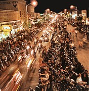 Мотоциклетное ралли Sturgis 2008, улица ночью.jpg