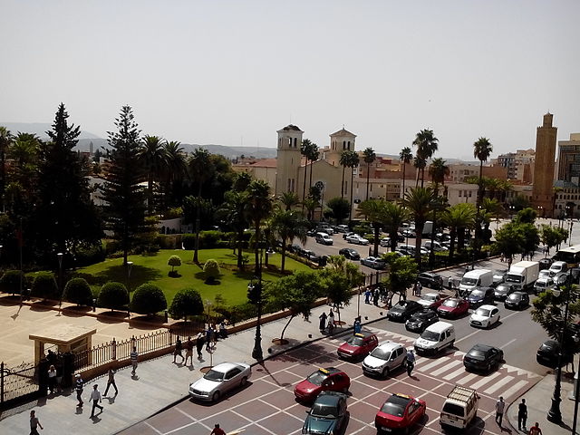 Oujda – Zentraler Platz mit Moschee und Kirche