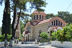 Kostel svatého Nektaria Eginského poblíž rhodské obce Archipolis. Pohled od ústí příjezdové cesty, v popředí snížené nádvoří