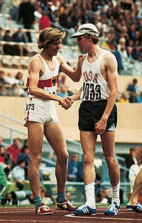 Franz-Josef Kemper onnittelee olympiavoittaja Dave Wottlea vuonna 1972 Münchenissä 800 metrin loppukilpailun jälkeen.