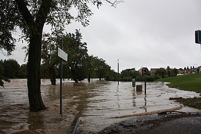 15 octobre 2018, 9h34 - Carcassonne, les berges du quai Bellevue sont sous l'eau.