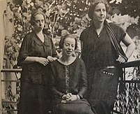 Снимка на Хана с нейните доведени сестри Ева и Клара Беервалд през 1922 г.