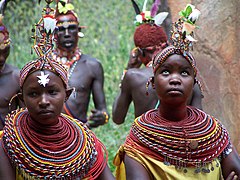 September 2005: Frauen mit traditionellen Schmuck in Kenia