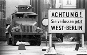 Бранденбургийн хаалган дээр зогсох усаар шүршигч хуягт, 1961 оны наймдугаар сар