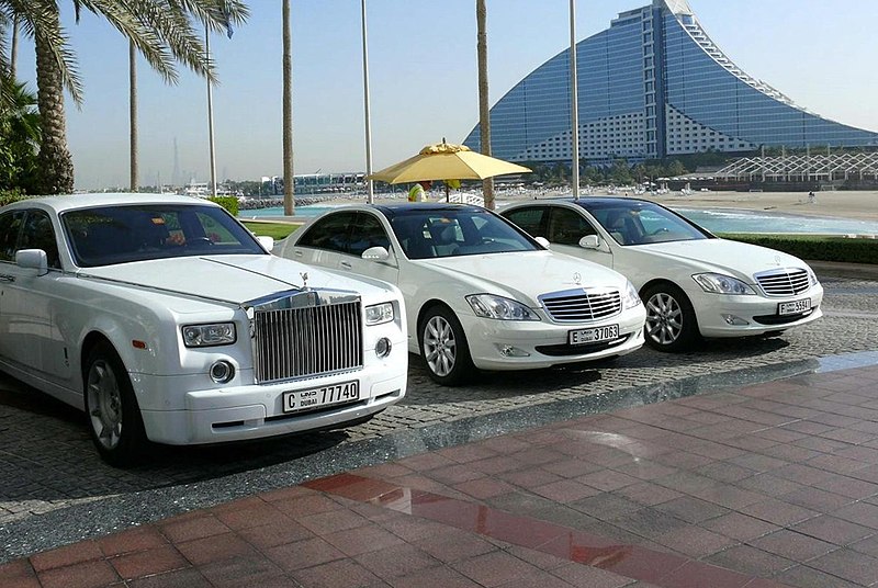 800px-Burj_Al_Arab_Fleet_Vehicles_on_25_December_2007.jpg